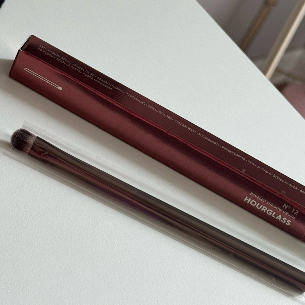 NEW Hourglass Beveled Shadow Brush